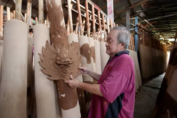 중국의 전통 무용을 표현하는 아름다운 무용가의 자세