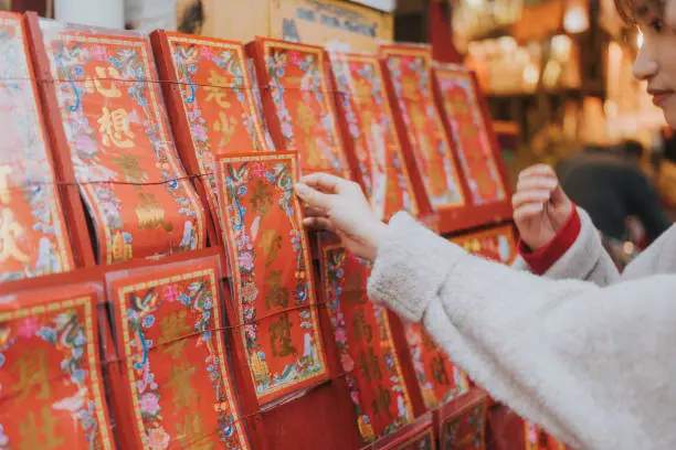 중국의 전통 축제를 즐기는 사람들